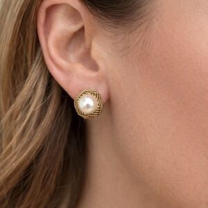 Chanel earrings in faux pearl